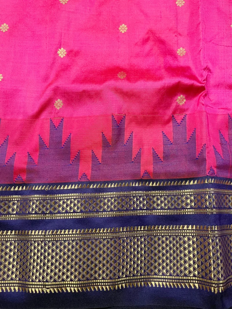 Closeup of the border