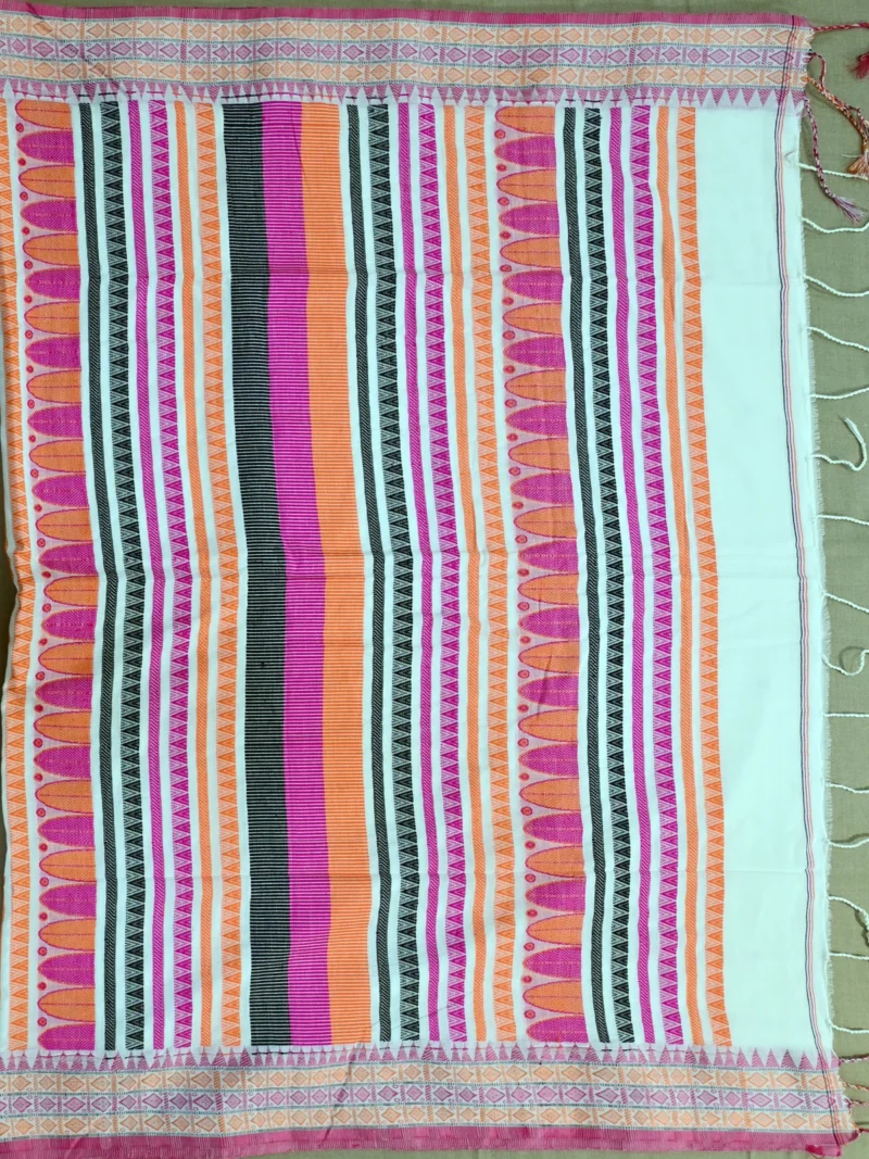 Pallu of off-white Dongri Khadi cotton saree.