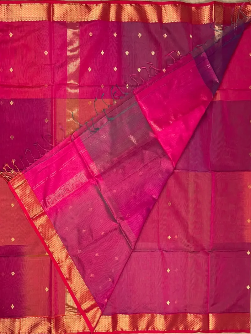 Blouse of rani pink Shaded Maheshwari silk-cotton saree with butti
