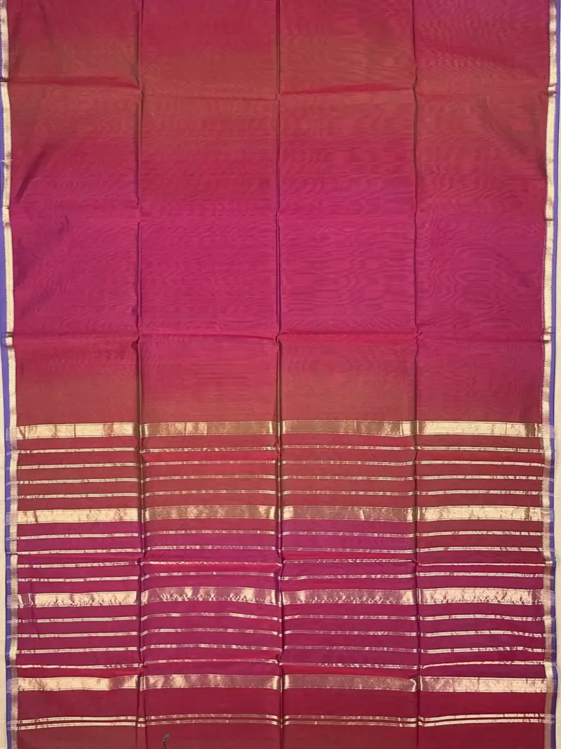 Pallu of Maroon shaded plain silk-cotton Maheshwari saree