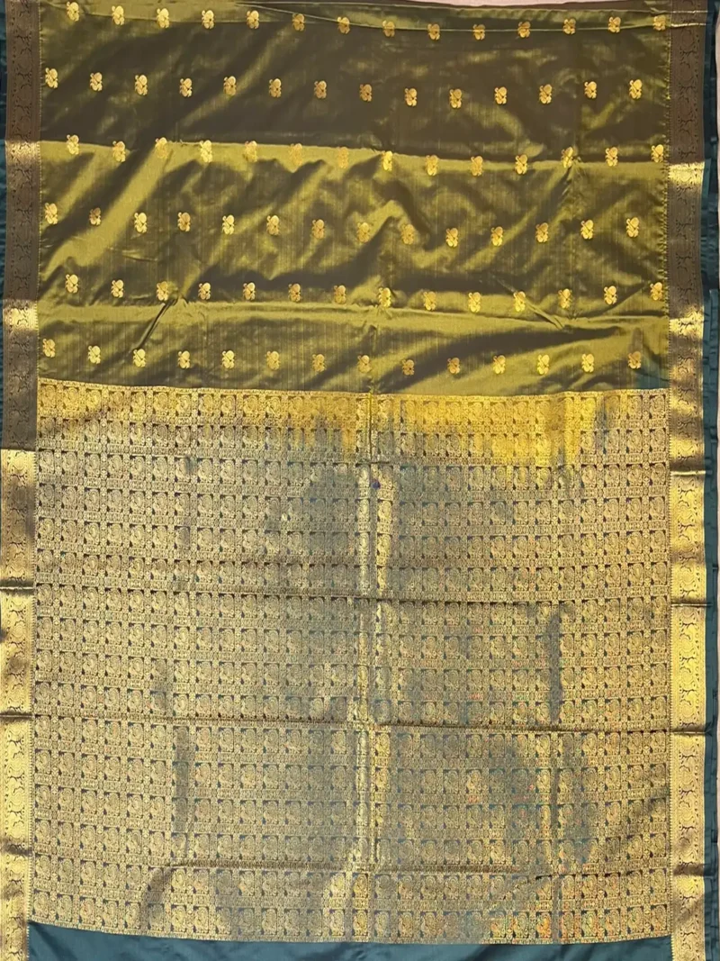 Pallu of olive green soft Kanchipuram Silk Saree